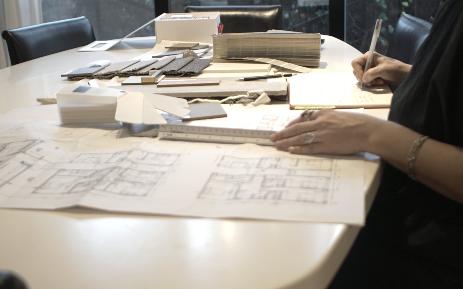 Planos y maquetas de estudio sobre la mesa
